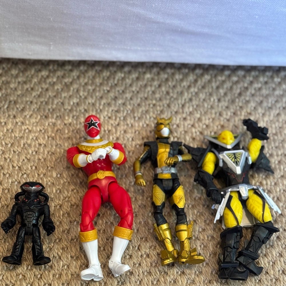 Four Power Ranger Action figures. Come as pictured. 3 vintage army men + flash